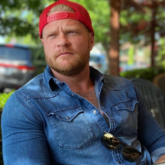 Meet your Posher, Chris - Picture 2 of 4